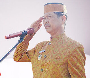 Sekda Bombana Man Arfah saat memimpin upacara peringatan hari Sumpah Pemuda ke-95 Sekda Bombana Man Arfah saat memimpin upacara peringatan hari Sumpah Pemuda ke-95