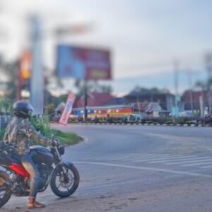 MUHAMMAD ABDI ASMAUL AMRIN/KP ILUSTRASI : Salah seorang pengendara menaati tertib berlalu lintas. Namun sebagian besar pengguna jalan tidak tertib. Terbukti Satlantas Polresta Kendari memberi sanksi tilang kepada 13.769 pelanggar pada periodeSeptember dan Oktober 2023.