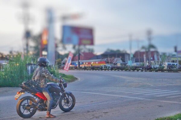 MUHAMMAD ABDI ASMAUL AMRIN/KP ILUSTRASI : Salah seorang pengendara menaati tertib berlalu lintas. Namun sebagian besar pengguna jalan tidak tertib. Terbukti Satlantas Polresta Kendari memberi sanksi tilang kepada 13.769 pelanggar pada periodeSeptember dan Oktober 2023. MUHAMMAD ABDI ASMAUL AMRIN/KP ILUSTRASI : Salah seorang pengendara menaati tertib berlalu lintas. Namun sebagian besar pengguna jalan tidak tertib. Terbukti Satlantas Polresta Kendari memberi sanksi tilang kepada 13.769 pelanggar pada periodeSeptember dan Oktober 2023.