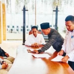 Penandatanganan NPHD anggaran Pilkada 2024 antara Bupati Wakatobi, H. Haliana (duduk, tengah) dan KPU Wakatobi. (ASTY NOVALISTA)