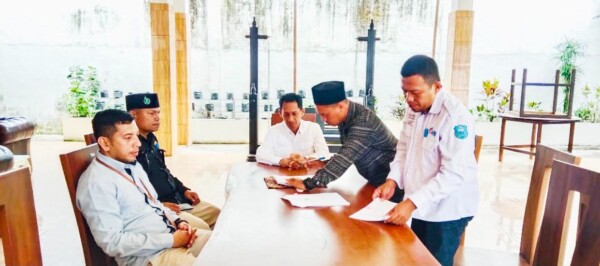 Penandatanganan NPHD anggaran Pilkada 2024 antara Bupati Wakatobi, H. Haliana (duduk, tengah) dan KPU Wakatobi. (ASTY NOVALISTA)