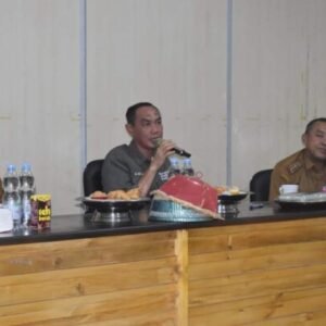 Plt Bupati Kolaka, H Muhammad Jayadin (tengah) saat memimpin rapat bersama kepala sekolah SD dan SMP se-Kabupaten Kolaka. (ZULFADLY NUR/KENDARI POS)