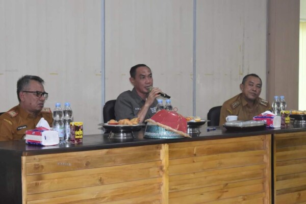 Plt Bupati Kolaka, H Muhammad Jayadin (tengah) saat memimpin rapat bersama kepala sekolah SD dan SMP se-Kabupaten Kolaka. (ZULFADLY NUR/KENDARI POS)