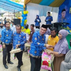 Ketgam:Plt Bupati Kolaka H Muhammad Jayadin menyerahkan bantuan paket sembako kepada cleaning servis yang bertugas di Pemkab Kolaka.