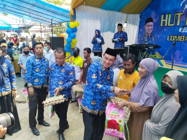 Ketgam:Plt Bupati Kolaka H Muhammad Jayadin menyerahkan bantuan paket sembako kepada cleaning servis yang bertugas di Pemkab Kolaka.