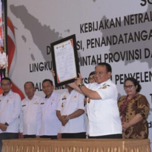 Pj Gubernur Sultra, Andap Budhi Revianto dalam kegiatan penandatanganan pakta integritas terkait netralitas ASN dalam Pemilu 2024 mendatang (RAHMA SAFITRI HASLIM/KENDARI POS)