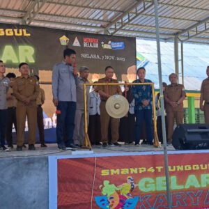 Kepala Dinas Pendidikan dan Kebudayaan Sulawesi Tenggara, Yusmin S.Pd., MH., ketika membuka Gelar Karya P5 didampingi Kepala SMAN 4 Kendari, Liyu, S.Pd., M.Pd., sebagai salah satu aplikasi dari penerapan kurikulum merdeka. Kepala Dinas Pendidikan dan Kebudayaan Sulawesi Tenggara, Yusmin S.Pd., MH., ketika membuka Gelar Karya P5 didampingi Kepala SMAN 4 Kendari, Liyu, S.Pd., M.Pd., sebagai salah satu aplikasi dari penerapan kurikulum merdeka.