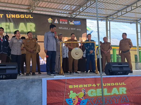 Kepala Dinas Pendidikan dan Kebudayaan Sulawesi Tenggara, Yusmin S.Pd., MH., ketika membuka Gelar Karya P5 didampingi Kepala SMAN 4 Kendari, Liyu, S.Pd., M.Pd., sebagai salah satu aplikasi dari penerapan kurikulum merdeka. Kepala Dinas Pendidikan dan Kebudayaan Sulawesi Tenggara, Yusmin S.Pd., MH., ketika membuka Gelar Karya P5 didampingi Kepala SMAN 4 Kendari, Liyu, S.Pd., M.Pd., sebagai salah satu aplikasi dari penerapan kurikulum merdeka.