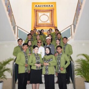 Asisten III Setda Kota Kendari, Makmur didampingi Plt Kepada Disbudpar Kota Kendari, Herman sempatkan foto bersama finalis Luale - Anandonia di Balai Kota Kendari. (Agus Setiawan) Asisten III Setda Kota Kendari, Makmur didampingi Plt Kepada Disbudpar Kota Kendari, Herman sempatkan foto bersama finalis Luale - Anandonia di Balai Kota Kendari. (Agus Setiawan)