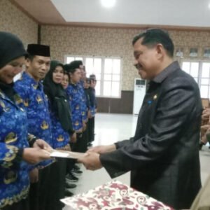 Sekda Muna, Eddy Uga, penyerahan SK PPPK Kab Muna. (Foto: Dedeh Ayu)