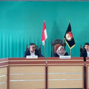 Ketua Majelis yang juga Komisioner Komisi Informasi Provinsi Sultra, Rahmawati (dua dari kanan) didampingi Anggota Majelis, Andi Ulil Amri dan Sukriyaman Suardi serta Panitera Tri Rahmat Fajar saat menggelar sidang putusan sengketa informasi, Kamis (16/11/2023). Ketua Majelis yang juga Komisioner Komisi Informasi Provinsi Sultra, Rahmawati (dua dari kanan) didampingi Anggota Majelis, Andi Ulil Amri dan Sukriyaman Suardi serta Panitera Tri Rahmat Fajar saat menggelar sidang putusan sengketa informasi, Kamis (16/11/2023).