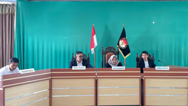 Ketua Majelis yang juga Komisioner Komisi Informasi Provinsi Sultra, Rahmawati (dua dari kanan) didampingi Anggota Majelis, Andi Ulil Amri dan Sukriyaman Suardi serta Panitera Tri Rahmat Fajar saat menggelar sidang putusan sengketa informasi, Kamis (16/11/2023). Ketua Majelis yang juga Komisioner Komisi Informasi Provinsi Sultra, Rahmawati (dua dari kanan) didampingi Anggota Majelis, Andi Ulil Amri dan Sukriyaman Suardi serta Panitera Tri Rahmat Fajar saat menggelar sidang putusan sengketa informasi, Kamis (16/11/2023).