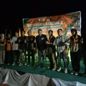 Umar Arsal (lima dari kanan), foto bersama pengurus SAR mahasiswa se-Indonesia.