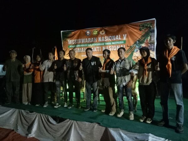 Umar Arsal (lima dari kanan), foto bersama pengurus SAR mahasiswa se-Indonesia.