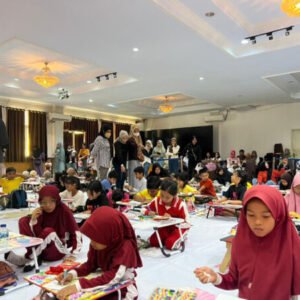 LOMBA: Para peserta sedang fokus mewarnai gambar.