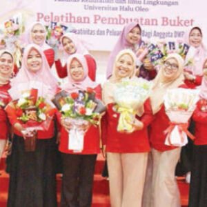 Foto bersama pengurusw DWP UHO bersama panitia kolaborasi (Pascasarbersama Pascasarjana, FIB dan FHIL) pelatihan buket yang jana, dilaksanakan di Aula Pascasarjana UHO, Minggu (19/11). Foto bersama pengurusw DWP UHO bersama panitia kolaborasi (Pascasarbersama Pascasarjana, FIB dan FHIL) pelatihan buket yang jana, dilaksanakan di Aula Pascasarjana UHO, Minggu (19/11).