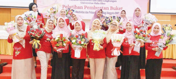 Foto bersama pengurusw DWP UHO bersama panitia kolaborasi (Pascasarbersama Pascasarjana, FIB dan FHIL) pelatihan buket yang jana, dilaksanakan di Aula Pascasarjana UHO, Minggu (19/11).