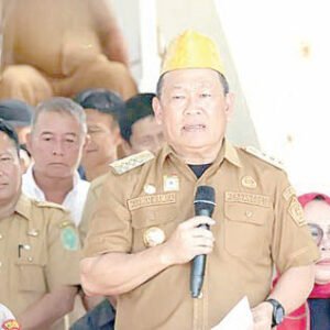 Kepala Kesbangpol Sultra, Harmin Ramba memberikan pemaparan dalam suatu pertemuan. Kepala Kesbangpol Sultra, Harmin Ramba memberikan pemaparan dalam suatu pertemuan.