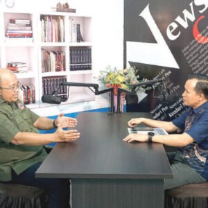 Ketua umum PB IDI Muhammad adib Khumaidi saat di interview oleh Wakil Direktur Kendari Pos awal Nurjadin di Podcast Kendari Pos Chanel. Ketua umum PB IDI Muhammad adib Khumaidi saat di interview oleh Wakil Direktur Kendari Pos awal Nurjadin di Podcast Kendari Pos Chanel.