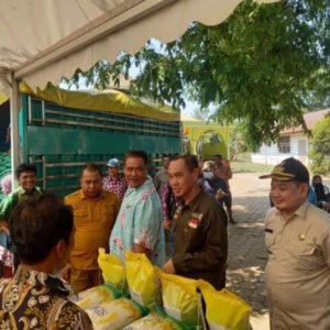 Plt Bupati Kolaka Muhammad Jayadin saat memantau jalannya gerakan pangan murah di Halaman Kantor Camat Pomalaa, kemarin. Plt Bupati Kolaka Muhammad Jayadin saat memantau jalannya gerakan pangan murah di Halaman Kantor Camat Pomalaa, kemarin.