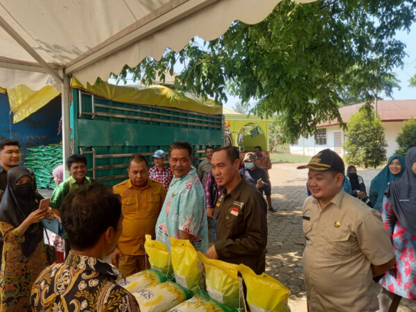 Plt Bupati Kolaka Muhammad Jayadin saat memantau jalannya gerakan pangan murah di Halaman Kantor Camat Pomalaa, kemarin.