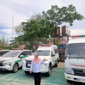 Kepala Dinkes Kendari, drg. Rahminingrum memperlihatkan Ambulance yang siap melayani masyarakat.