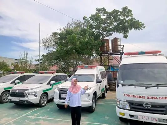 Kepala Dinkes Kendari, drg. Rahminingrum memperlihatkan Ambulance yang siap melayani masyarakat. Kepala Dinkes Kendari, drg. Rahminingrum memperlihatkan Ambulance yang siap melayani masyarakat.