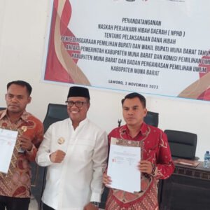 Pj Bupati Mubar, Bahri (tengah), Ketua KPU Mubar, La Tajudin (kiri), Ketua Bawaslu Mubar, Awaluddin Usa (kanan) melakukan foto bersama usai melakukan penadatanganan NPHD. Foto: Akhirman