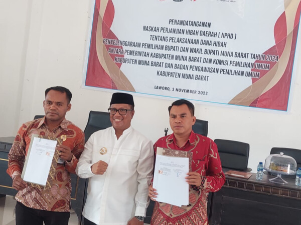 Pj Bupati Mubar, Bahri (tengah), Ketua KPU Mubar, La Tajudin (kiri), Ketua Bawaslu Mubar, Awaluddin Usa (kanan) melakukan foto bersama usai melakukan penadatanganan NPHD. Foto: Akhirman