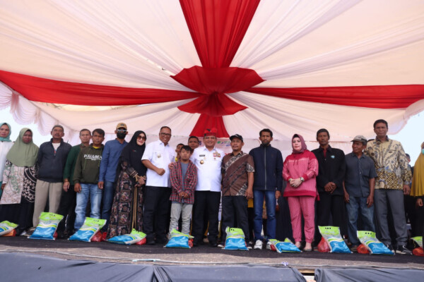 Pj Gubernur Sultra, Andap Budhi Revianto didampingi Pj Bupati Muna Barat, Bahri dan sejumlah pejabat foto bersama penerima bantuan sosial. Pj Gubernur Sultra, Andap Budhi Revianto didampingi Pj Bupati Muna Barat, Bahri dan sejumlah pejabat foto bersama penerima bantuan sosial.