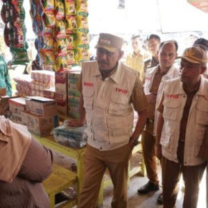 Pj. Bupati Mustari didampingi Kadis Ketahanan Pangan La Lodi dan anggota TPID lainnya saat melakukan sidak dalam rangka pengendalian inflasi daerah