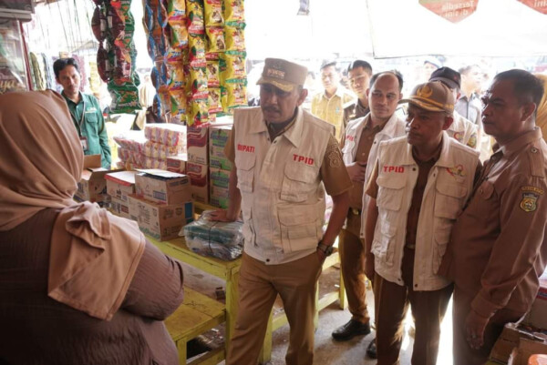 Pj. Bupati Mustari didampingi Kadis Ketahanan Pangan La Lodi dan anggota TPID lainnya saat melakukan sidak dalam rangka pengendalian inflasi daerah Pj. Bupati Mustari didampingi Kadis Ketahanan Pangan La Lodi dan anggota TPID lainnya saat melakukan sidak dalam rangka pengendalian inflasi daerah
