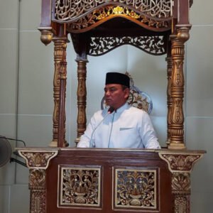 Pj Gubernur Sultra, Andap Budhi Revianto melaksanakan salat Jumat di Masjid Al-Muqarrabin, Kabupaten Wakatobi, Jumat (3/11/2023).