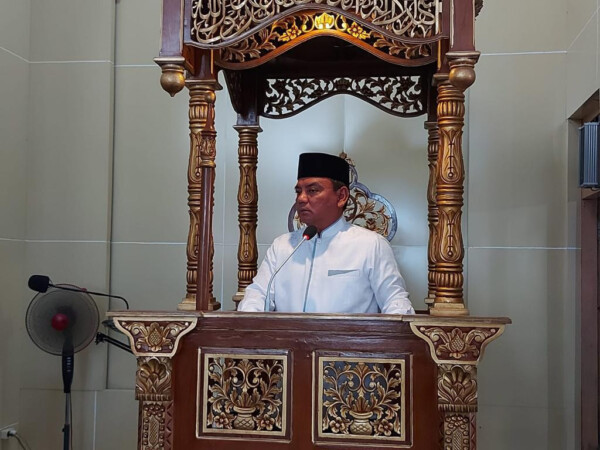 Pj Gubernur Sultra, Andap Budhi Revianto melaksanakan salat Jumat di Masjid Al-Muqarrabin, Kabupaten Wakatobi, Jumat (3/11/2023).