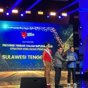 Kadis Pariwisata Sultra, Belli Tombili menerima langsung penghargaan ajang BBWI, Jumat malam (15/12/2023). FOTO: IST Kadis Pariwisata Sultra, Belli Tombili menerima langsung penghargaan ajang BBWI, Jumat malam (15/12/2023). FOTO: IST