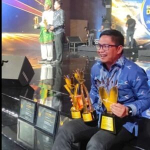Kadis Pariwisata Sultra, Belli Tombili memperlihatkan tiga piala yang didapat dalam ajang BBWI 2023, Jumat malam (15/12/2023). FOTO: IST