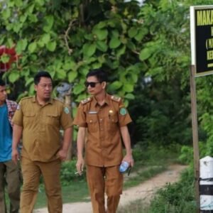 Kabid Kebudayaan Dikbud Konawe Andang Masnur (kanan), Ketua TACB Konawe H Abdul Ginal Sambari (topi koboy), saat hendak melakukan observasi ke makam adat Lelesuwa di desa Paku Jaya kecamatan Morosi, kemarin.