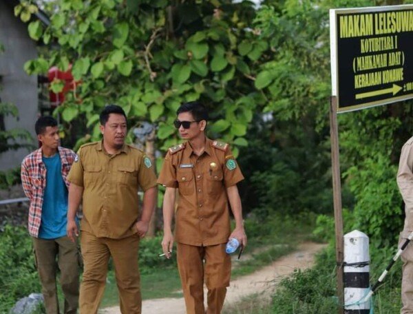 Kabid Kebudayaan Dikbud Konawe Andang Masnur (kanan), Ketua TACB Konawe H Abdul Ginal Sambari (topi koboy), saat hendak melakukan observasi ke makam adat Lelesuwa di desa Paku Jaya kecamatan Morosi, kemarin.