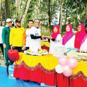 Penyerahan tumpeng simbol peringatan HUT ke-24 DWP UHO yang dirangkai dengan moment Hari Ibu ke-95 oleh Rektor UHO, Prof. Dr. Muhammad Zamrun Firihu, S.Si., M.Si., M.Sc., kepada Ketua DWP UHO, Viska Inda Variani. S.Si., M.Si.