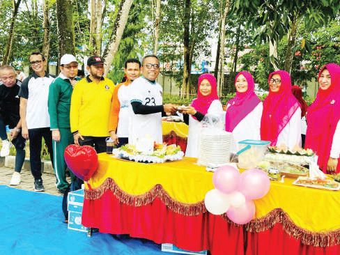 Penyerahan tumpeng simbol peringatan HUT ke-24 DWP UHO yang dirangkai dengan moment Hari Ibu ke-95 oleh Rektor UHO, Prof. Dr. Muhammad Zamrun Firihu, S.Si., M.Si., M.Sc., kepada Ketua DWP UHO, Viska Inda Variani. S.Si., M.Si.