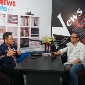 Direktur Rumah Sakit Jantung, Pembulu Darah dan Otak Oputa Yi Koo dr. Algazali (kiri) saat diinterview oleh Direktur Kendari Pos Irwan Zainuddin (kanan), di Podcast Kendari Pos Channel. Direktur Rumah Sakit Jantung, Pembulu Darah dan Otak Oputa Yi Koo dr. Algazali (kiri) saat diinterview oleh Direktur Kendari Pos Irwan Zainuddin (kanan), di Podcast Kendari Pos Channel.