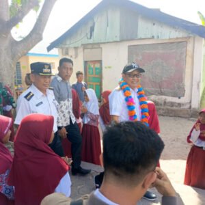 Pj Bupati Harmin Ramba saat tiba di pulau Saponda dan disambut masyarakat setempat.