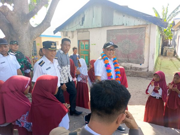 Pj Bupati Harmin Ramba saat tiba di pulau Saponda dan disambut masyarakat setempat.