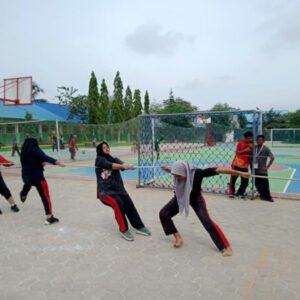 Suasana lomba tarik tambang di SMAN 2 Kendari.
