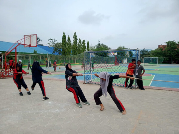 Suasana lomba tarik tambang di SMAN 2 Kendari. Suasana lomba tarik tambang di SMAN 2 Kendari.
