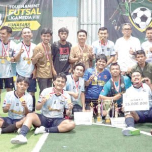 Direktur Kendari Pos Irwan Zainuddin bersama Kontributor sebagai pemenang Juara I Liga Media Kendari Pos VIII.