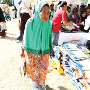 Tampak masyarakat Kota Kendari antusias mengunjungi Pasar Murah. Tampak masyarakat Kota Kendari antusias mengunjungi Pasar Murah.