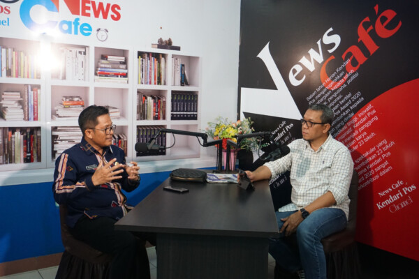 Direktur Rumah Sakit Jantung, Pembulu Darah dan Otak Oputa Yi Koo dr. Algazali (kiri) saat diinterview oleh Direktur Kendari Pos Irwan Zainuddin (kanan), di Podcast Kendari Pos Channel.