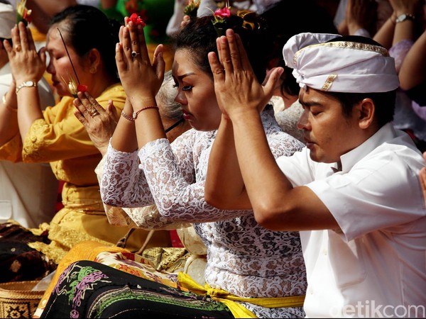 Ilustrasi umat Hindu melaksanakan upacara pada Hari Siwaratri