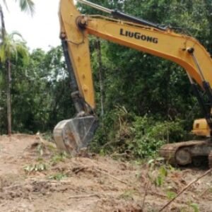 Ketua Kadin Konawe mengerahkan alat berat untuk menormalisasi sungai yang akan digunakan untuk mengairi sawah.